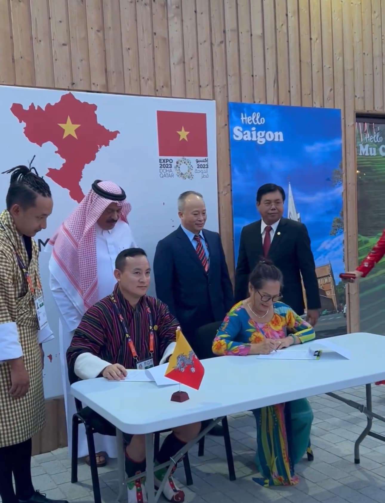 Signing ceremony of MOU between Horticulture Association of Bhutan and Vietnam Coconut Association
